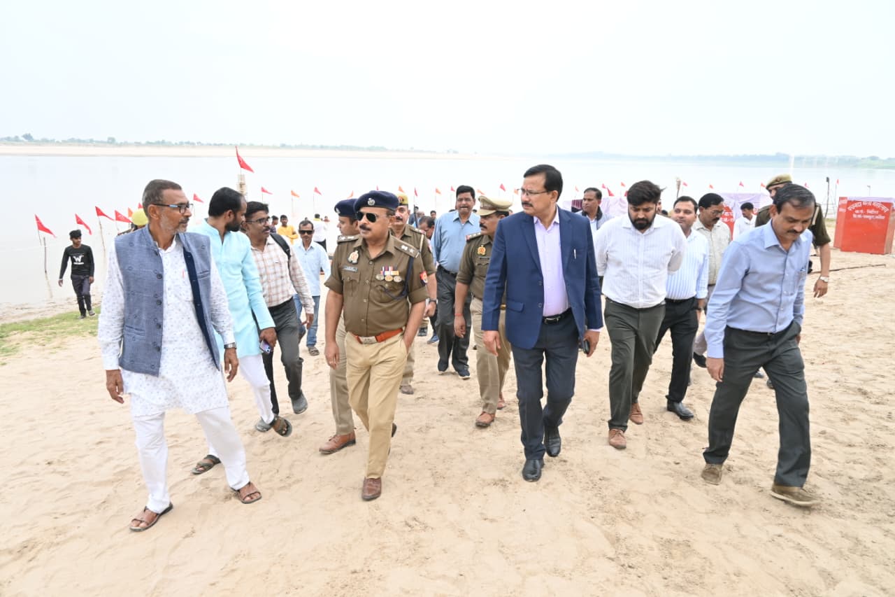 मेले की व्यवस्था देखते डीएम व एसपी मेले की व्यवस्था देखते डीएम व एसपी