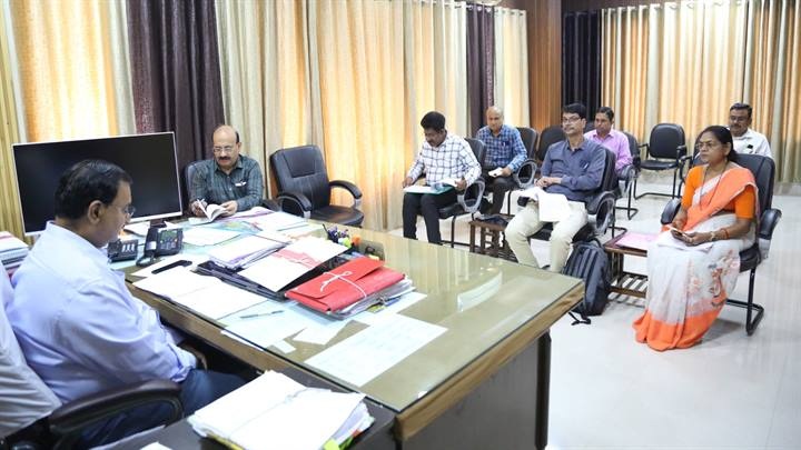 कमिश्नर ने की शिक्षा एवं जनजाति कार्य विभाग की समीक्षा कमिश्नर ने की शिक्षा एवं जनजाति कार्य विभाग की समीक्षा