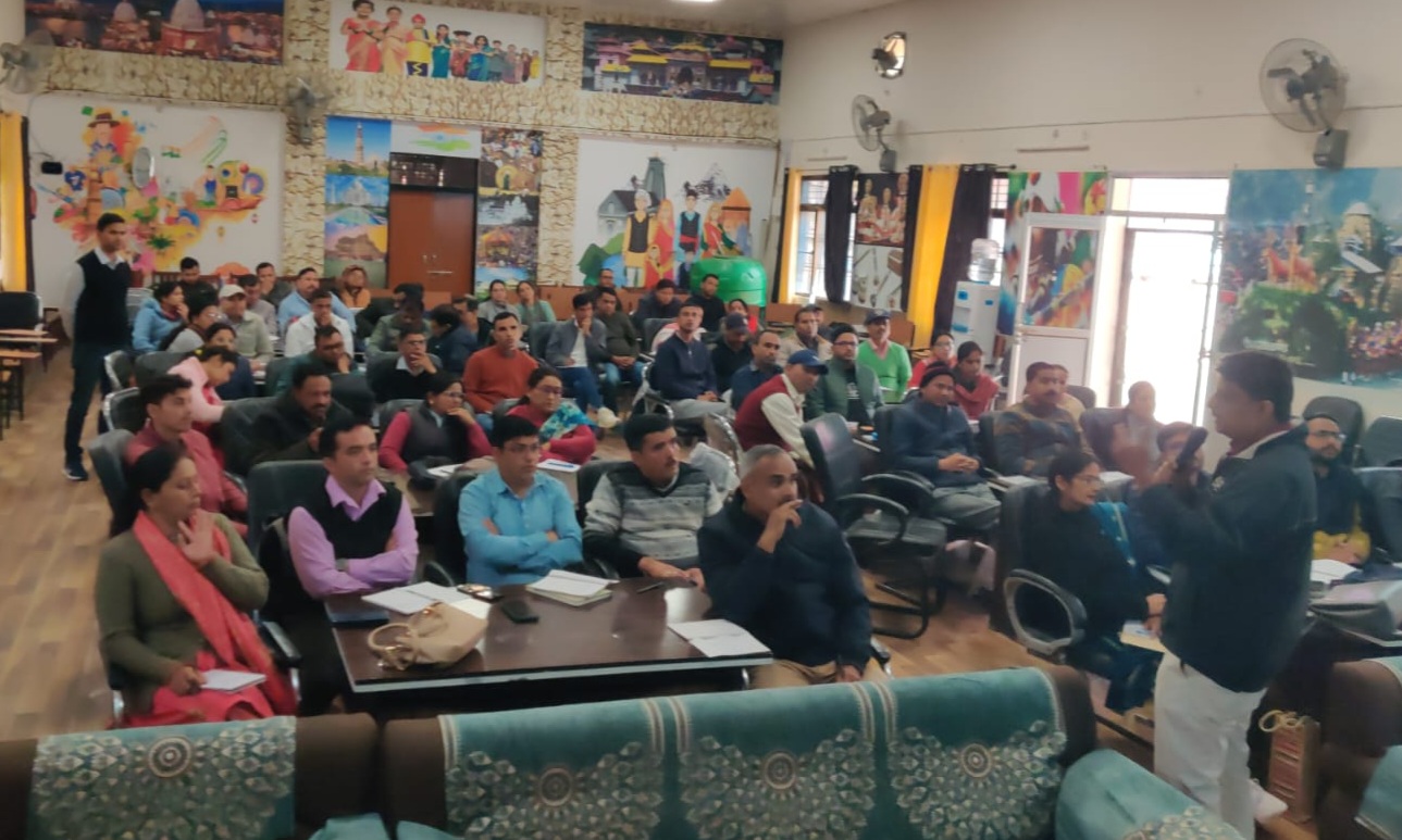 मतदाता जागरूकता कार्यक्रम में प्रशिक्षण देते प्रशिक्षक मतदाता जागरूकता कार्यक्रम में प्रशिक्षण देते प्रशिक्षक