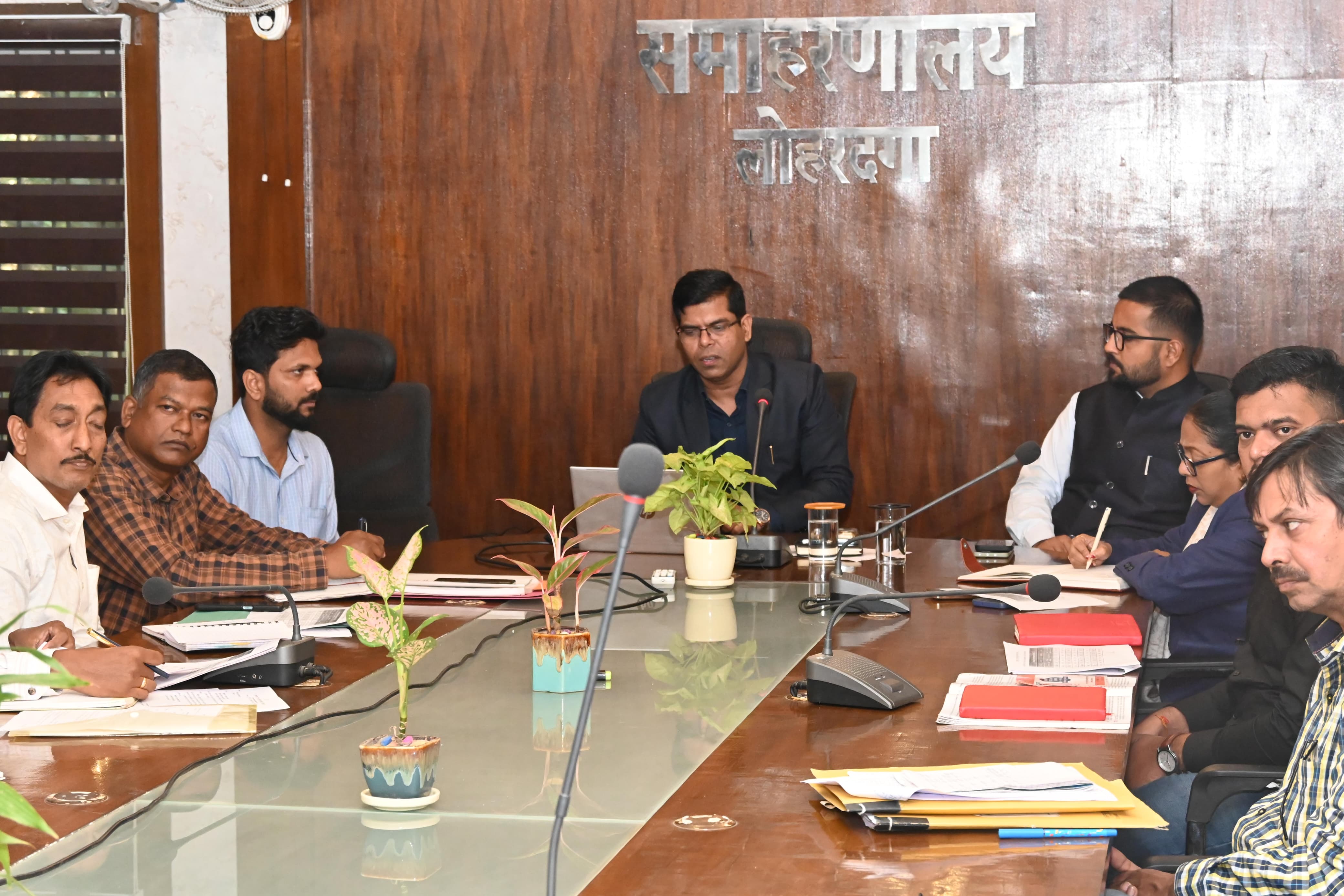 बैठक करते डीसी बैठक करते डीसी