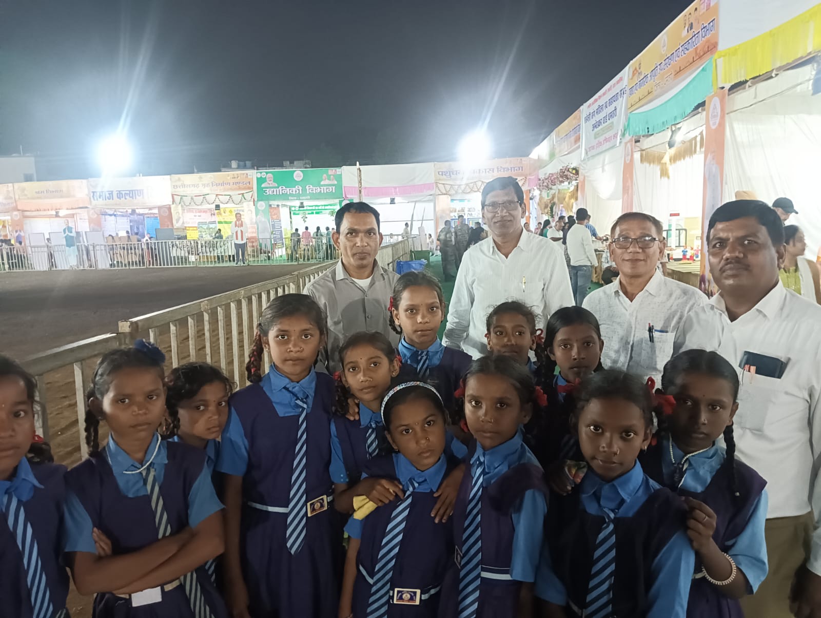 जिलास्तरीय राज्योत्सव में पहुंचे भटगांव के छात्र।