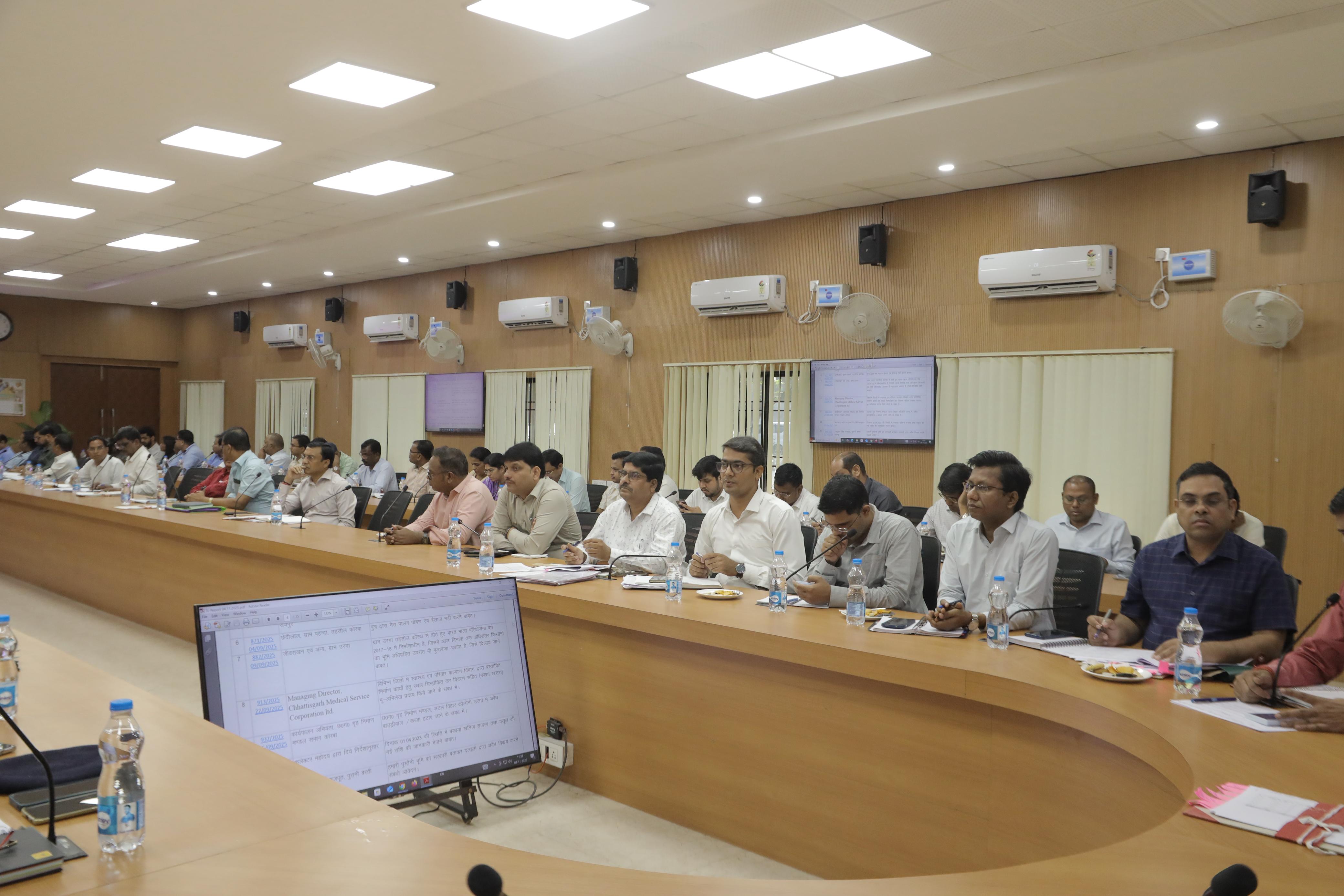 बैठक में उपस्थित अधिकारी गण बैठक में उपस्थित अधिकारी गण