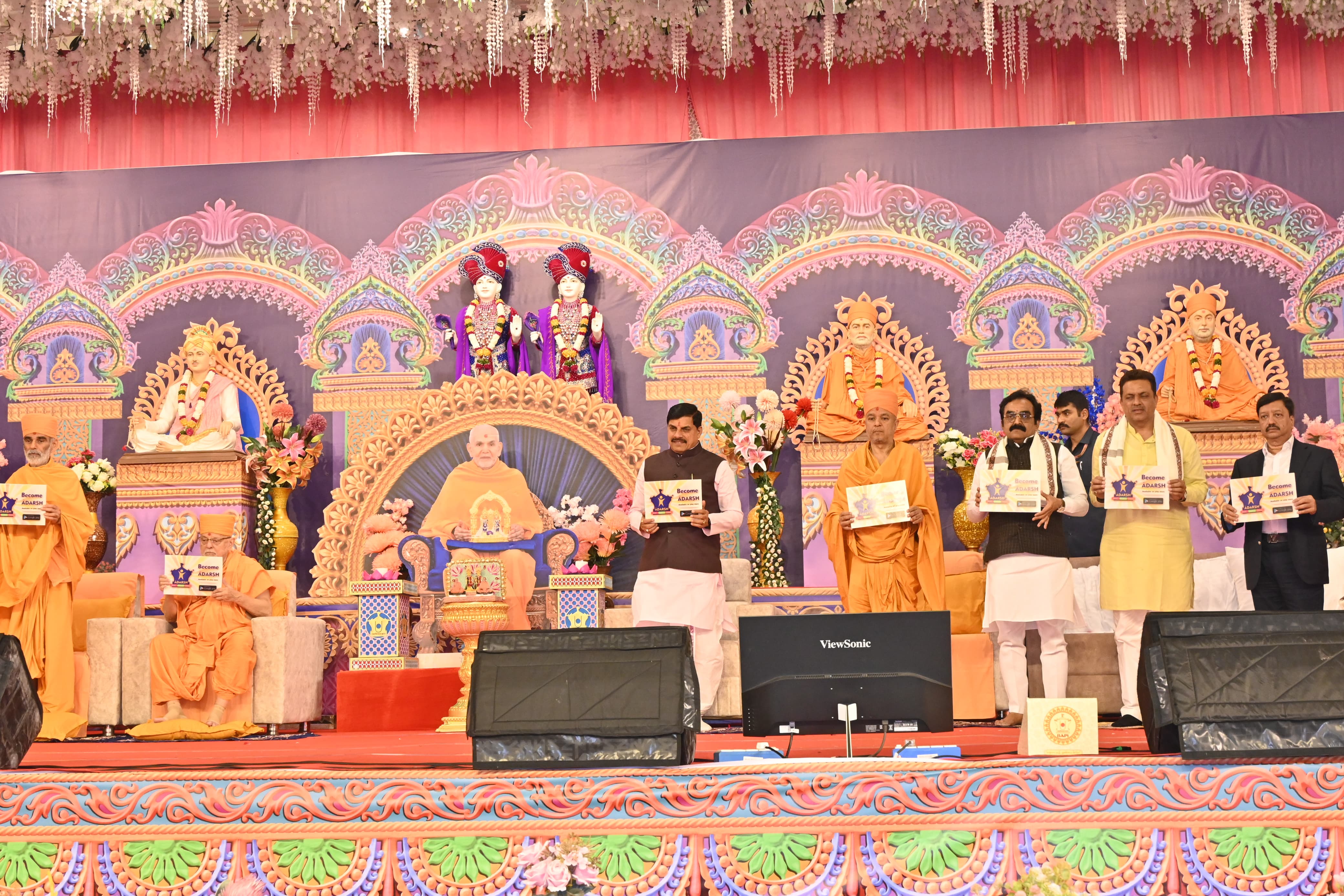 स्वामी नारायण मंदिर में गुरु पूजन विधि में शामिल हुये मूख्यमंत्री डॉ यादव.