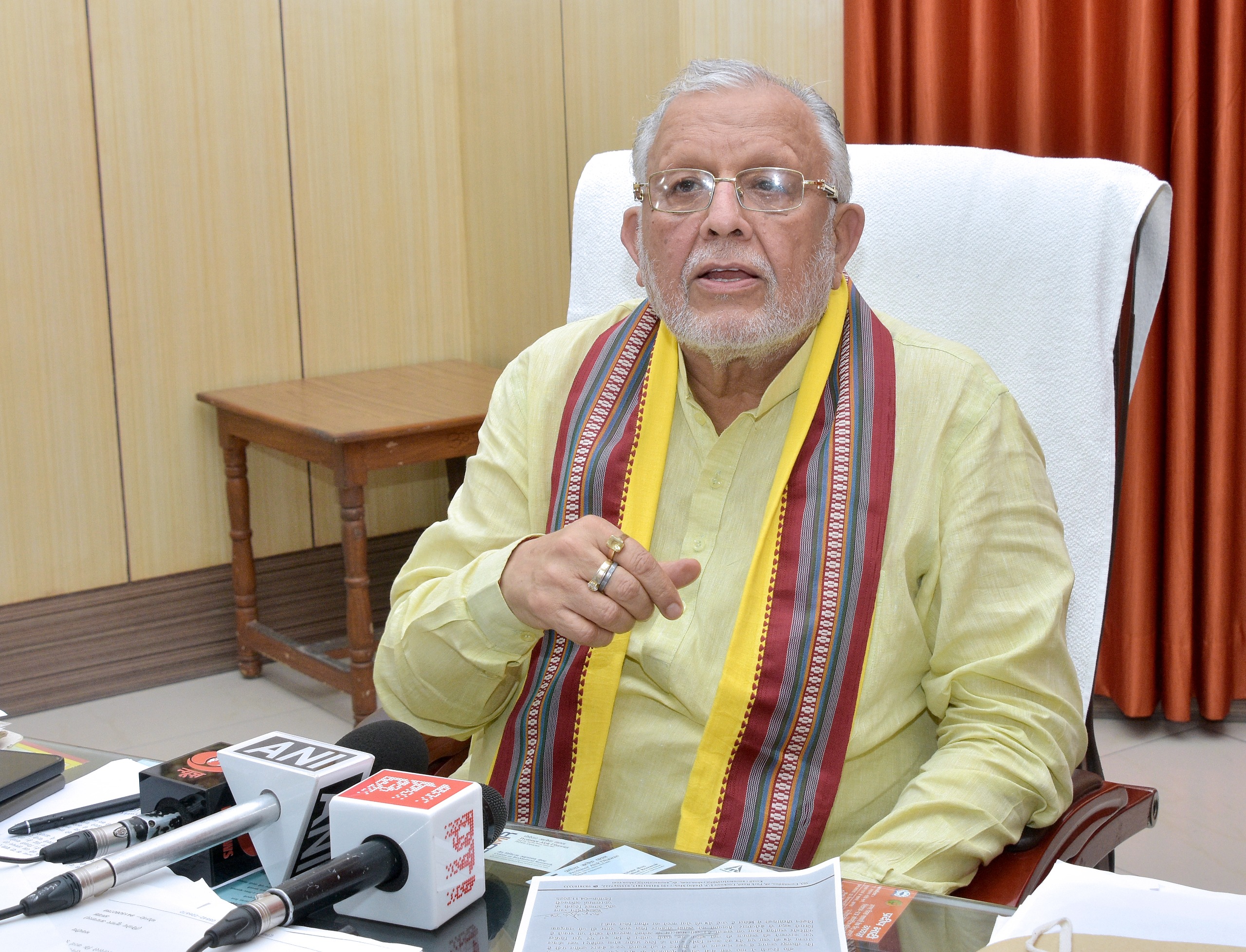 राजस्व की जानकारी देते वित्त मंत्री सुरेश खन्ना