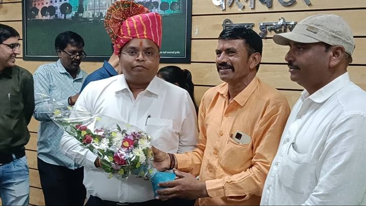 किसानों ने साफा पहनाकर कलेक्टर के प्रति जताया आभार