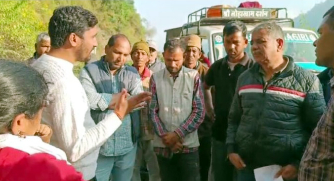 अधिकारियों के समक्ष डामरीकरण की गुणवत्ता पर प्रश्न उठाते ग्रामीण। अधिकारियों के समक्ष डामरीकरण की गुणवत्ता पर प्रश्न उठाते ग्रामीण।