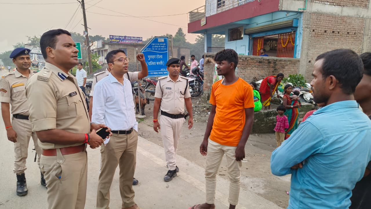 सारण में भयमुक्त मतदान सुनिश्चित करने हेतु डीएम और एसएसपी का संवेदनशील क्षेत्रों का सघन दौरा सारण में भयमुक्त मतदान सुनिश्चित करने हेतु डीएम और एसएसपी का संवेदनशील क्षेत्रों का सघन दौरा