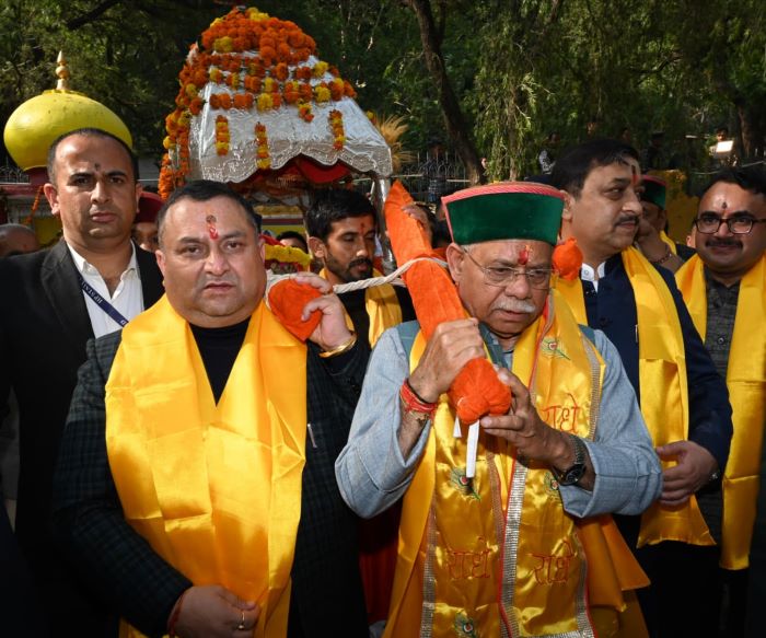 अंतर्राष्ट्रीय श्री रेणुका जी मेले के समापन समारोह में भाग लेते राज्‍यपाल शिव प्रताप शुक्‍ल।