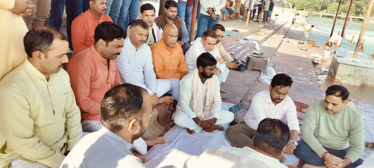 बस्ती विसर्जन संस्कार करते हुए बस्ती विसर्जन संस्कार करते हुए