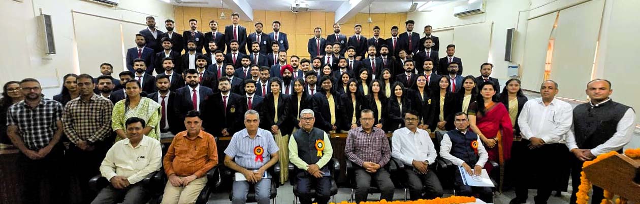 कार्यक्रम में कुलपति व अन्य अधिकारियों के साथ नव प्रशिक्षित पशु चिकित्सक। कार्यक्रम में कुलपति व अन्य अधिकारियों के साथ नव प्रशिक्षित पशु चिकित्सक।