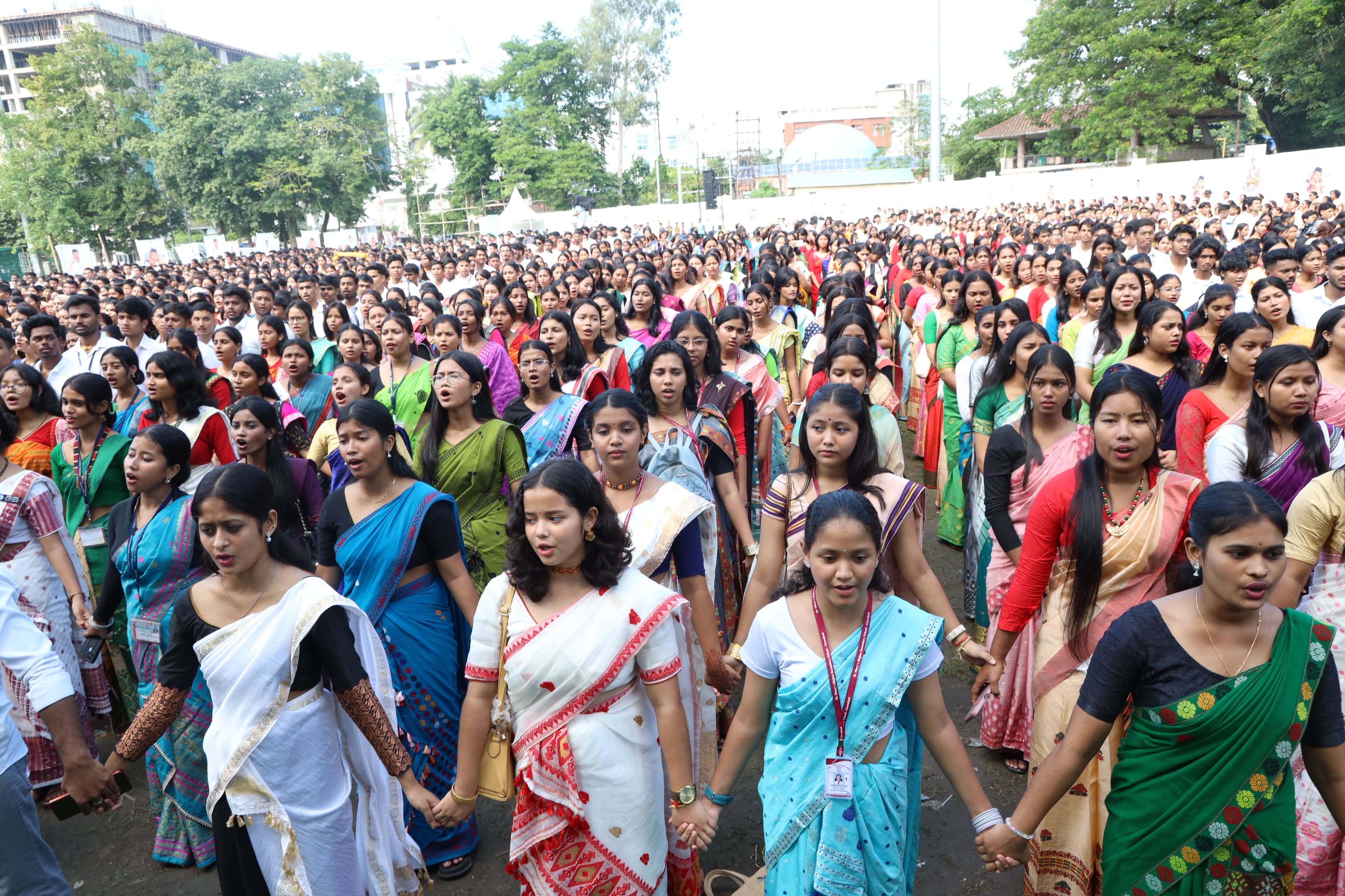 भूपेन हज़ारिका की 14वीं पुण्यतिथि पर पांच हजार छात्रों के साथ गुवाहाटी के लोग “मानुहे मानुहर बाबे गाते हुए।