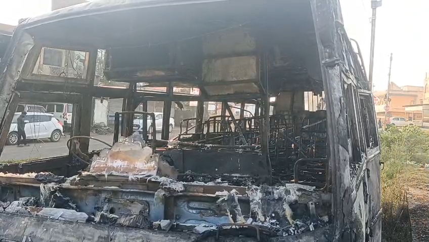 आपसी रंजिश के चलते बस में लगा दी आग, जलकर खाक