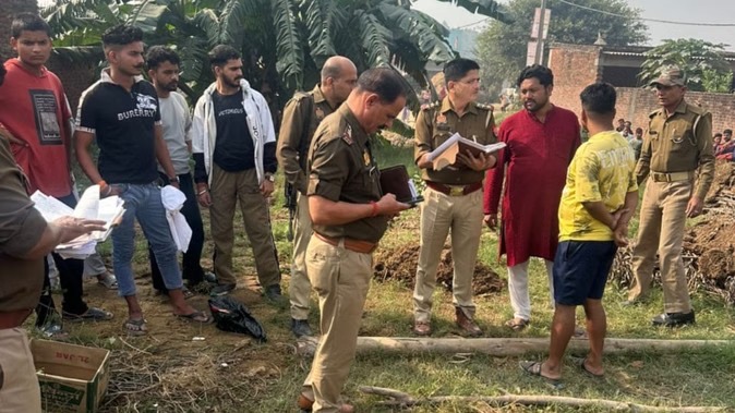 बरेली के शीशगढ़ क्षेत्र में झाड़ियों से बरामद नवजात शिशु का शव उठाती पुलिस टीम, मौके पर जुटे ग्रामीणों में आक्रोश का माहौल। बरेली के शीशगढ़ क्षेत्र में झाड़ियों से बरामद नवजात शिशु का शव उठाती पुलिस टीम, मौके पर जुटे ग्रामीणों में आक्रोश का माहौल।