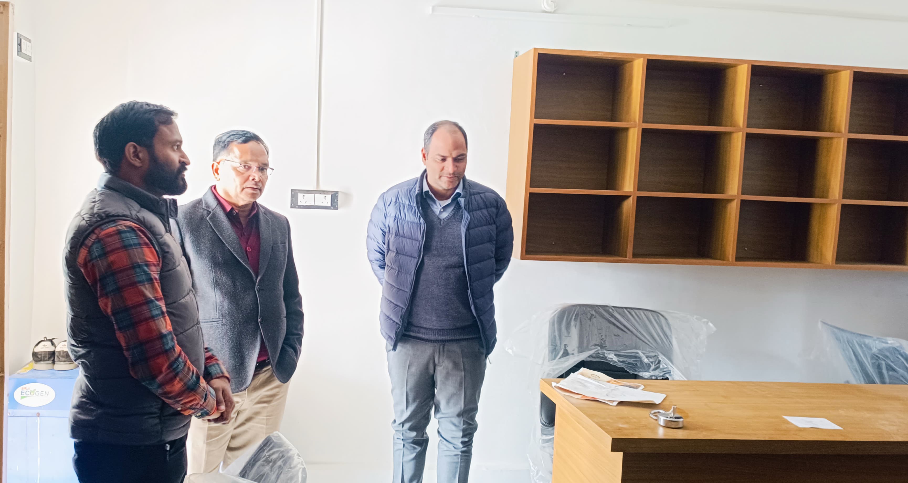 निर्माणाधीन लाइब्रेरी का निरीक्षण करते जिलाधिकारी निर्माणाधीन लाइब्रेरी का निरीक्षण करते जिलाधिकारी