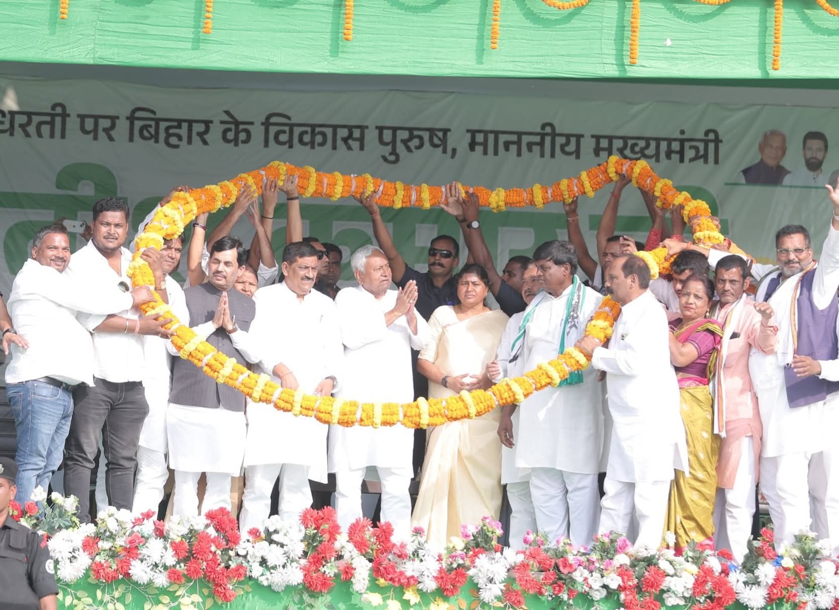 स्टेज पर मुख्यमंत्री के साथ सभी नेतागण स्टेज पर मुख्यमंत्री के साथ सभी नेतागण