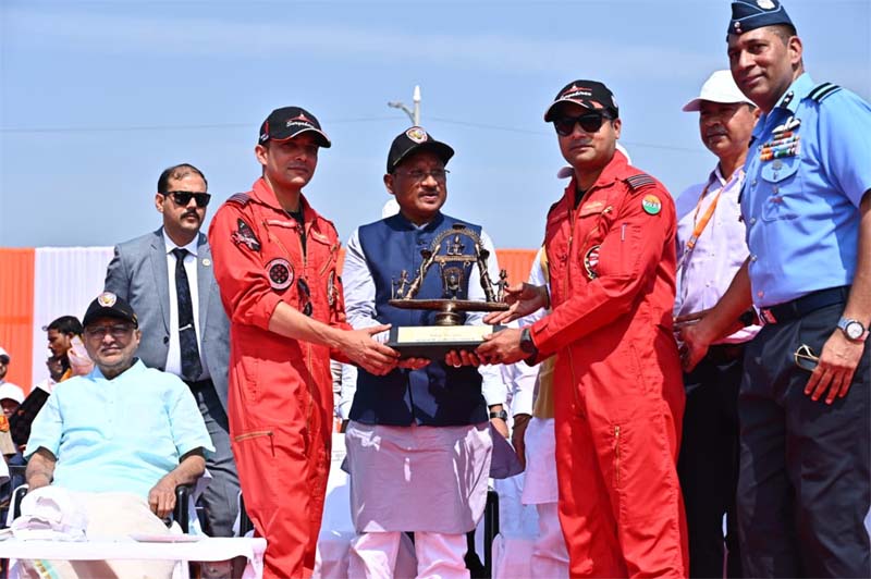 एरोबेटिक सूर्यकिरण की टीम ने रोमांचक एयर शो का प्रदर्शन एरोबेटिक सूर्यकिरण की टीम ने रोमांचक एयर शो का प्रदर्शन