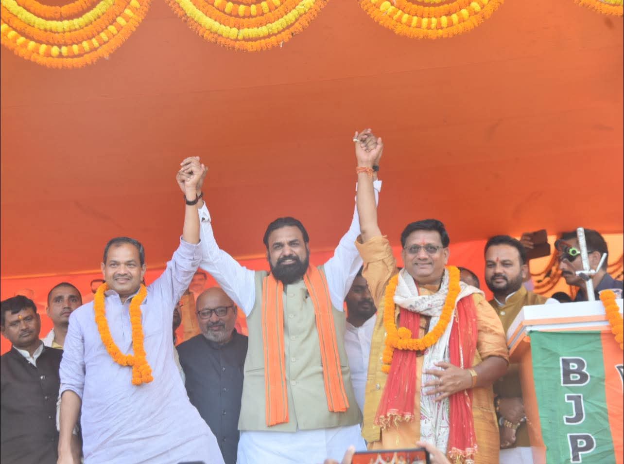 मंच पर मौजूद उपमुख्यमंत्री मंच पर मौजूद उपमुख्यमंत्री