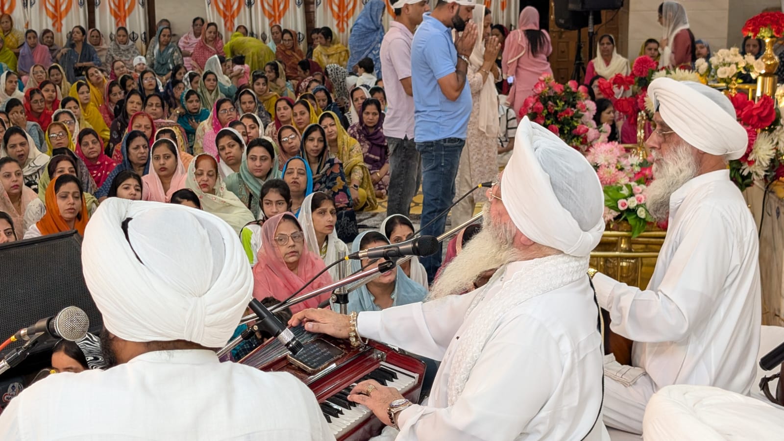 प्रकाश पर्व पर जुटे श्रद्धालु