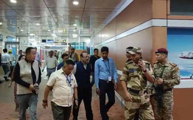 चुनाव आयोग की तीन सदस्यीय टीम चुनाव आयोग की तीन सदस्यीय टीम