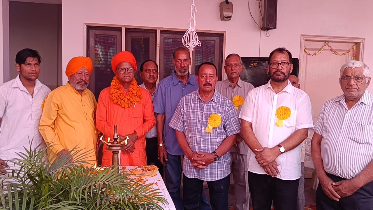 आर्य समाज मुरादाबाद महानगर के चार दिवसीय 75 वे हीरक जयंती कार्यक्रम की प्रेस वार्ता के दौरान उपस्थित पदाधिकारी।