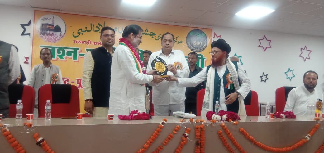 सम्मानित करते हुए पूर्व मंत्री सम्मानित करते हुए पूर्व मंत्री