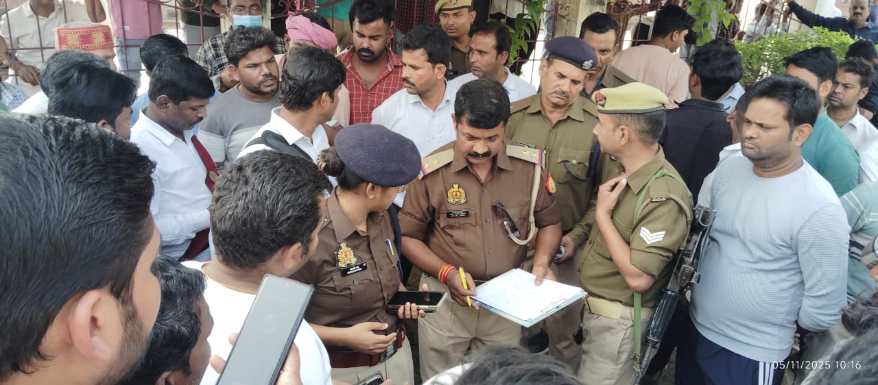 मौके पर मौजूद रेलवे के वरिष्ठ अधिकारी और प्रशासनिक अधिकारी। मौके पर मौजूद रेलवे के वरिष्ठ अधिकारी और प्रशासनिक अधिकारी।