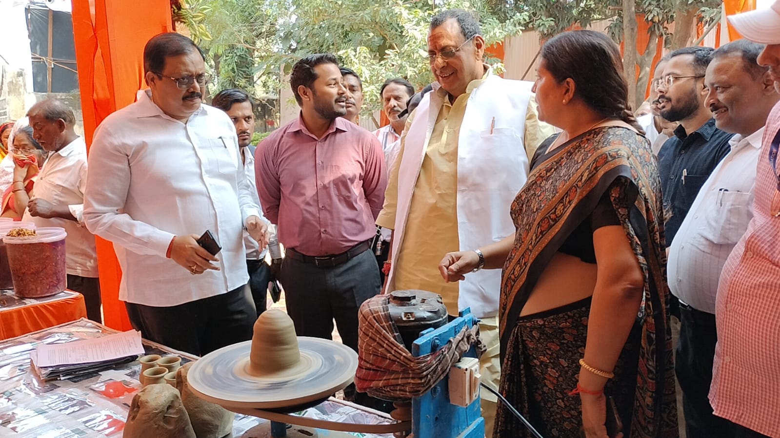 विभिन्न स्टॉलों का अवलोकन करते विधायक। विभिन्न स्टॉलों का अवलोकन करते विधायक।