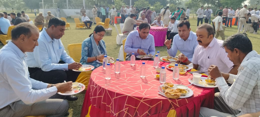 पुलिसकर्मियों के साथ खाना खाते हुए एसपी कुलदीप सिंह। पुलिसकर्मियों के साथ खाना खाते हुए एसपी कुलदीप सिंह।