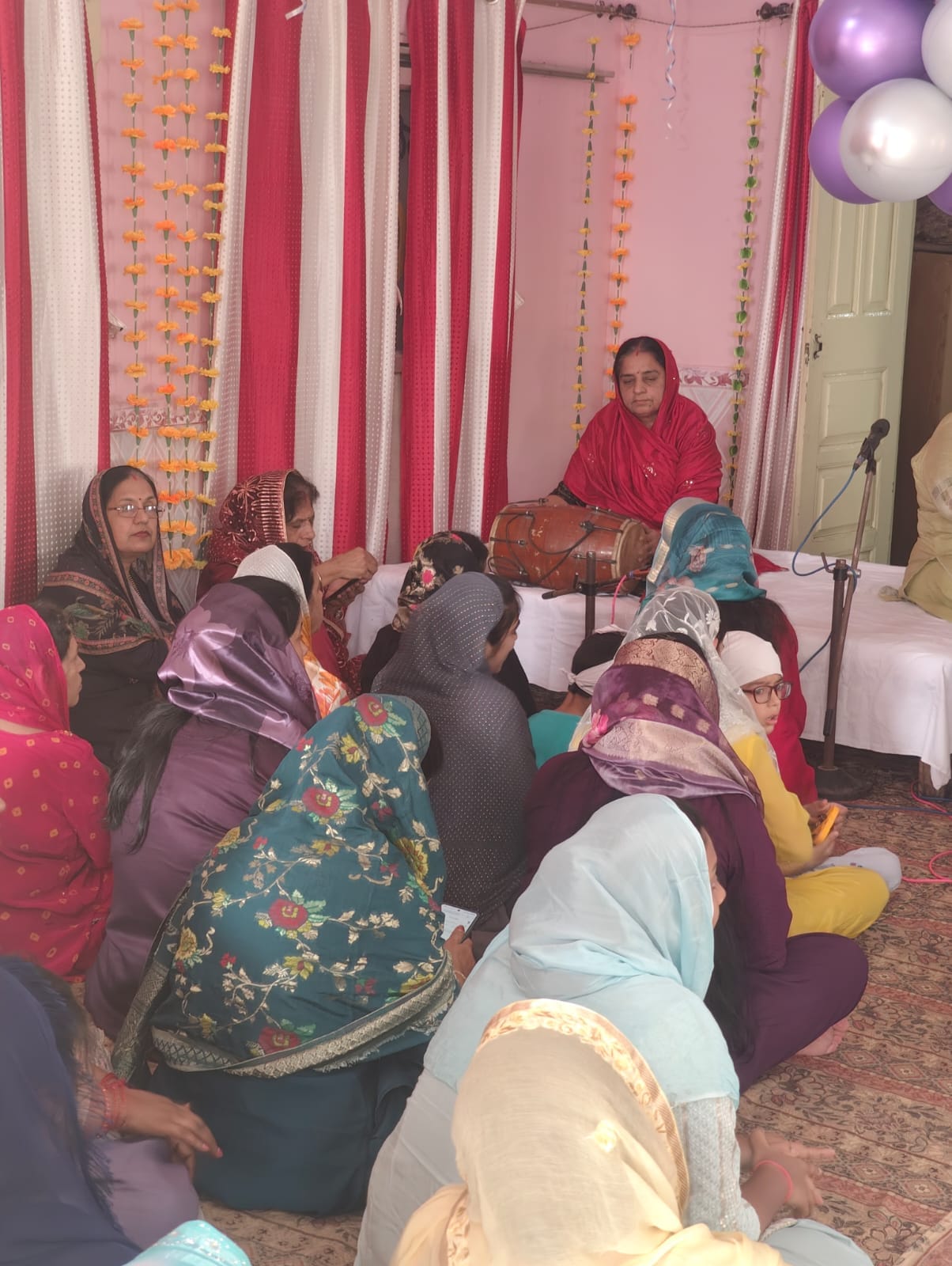 अरदास करती महिलाएं अरदास करती महिलाएं