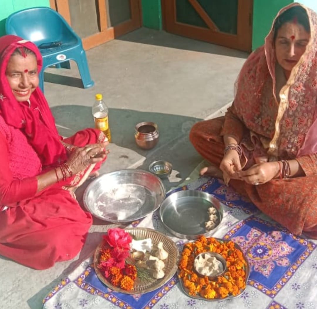 वैकुंठ चतुर्दशी पर दीपक के बेड़े तैयार करती महिलाएं। वैकुंठ चतुर्दशी पर दीपक के बेड़े तैयार करती महिलाएं।