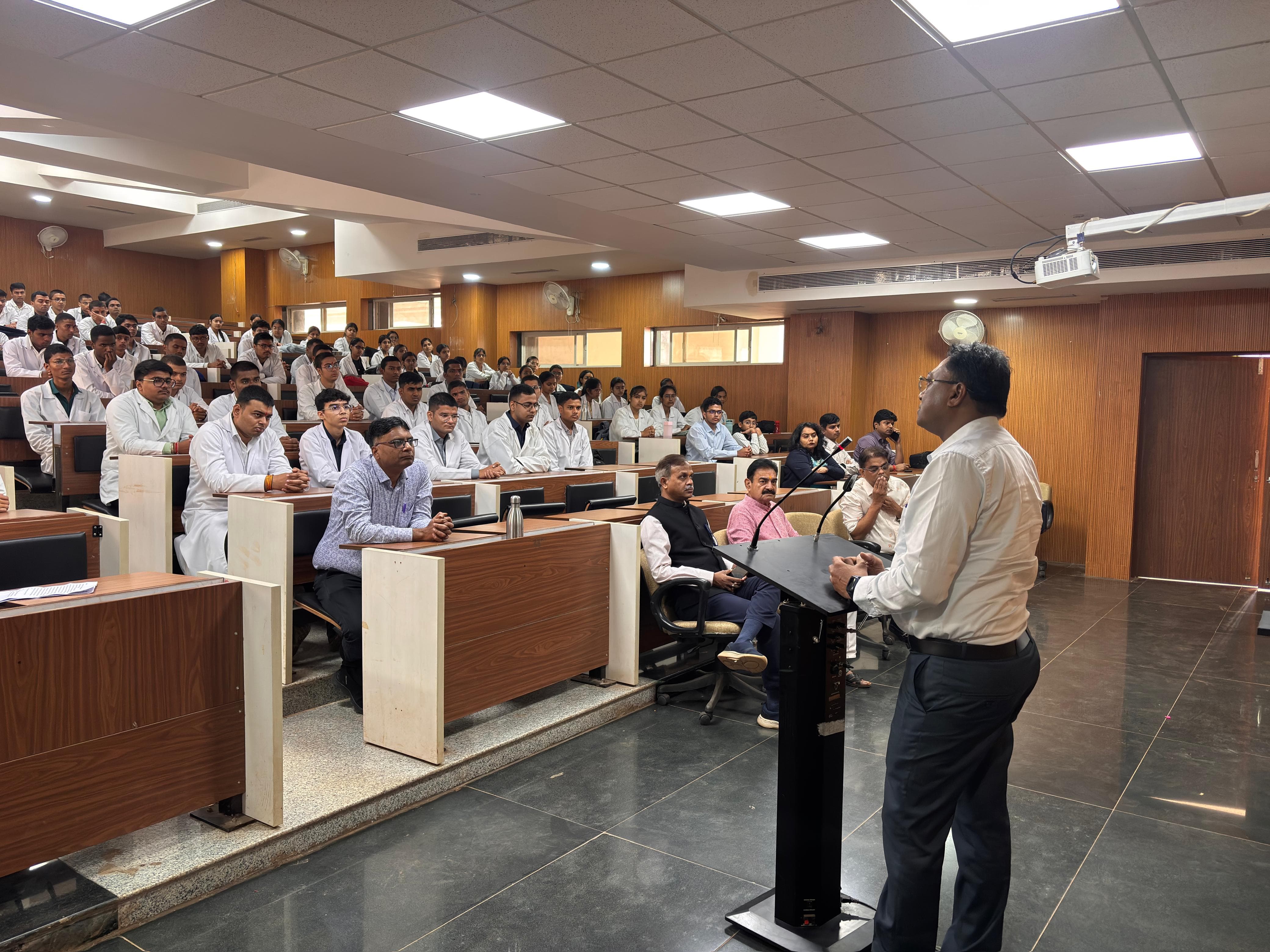 नेशनल मेडिकोज ऑर्गेनाइजेशन शिवपुरी ने कराया नूतन छात्र अभिनंदन नेशनल मेडिकोज ऑर्गेनाइजेशन शिवपुरी ने कराया नूतन छात्र अभिनंदन