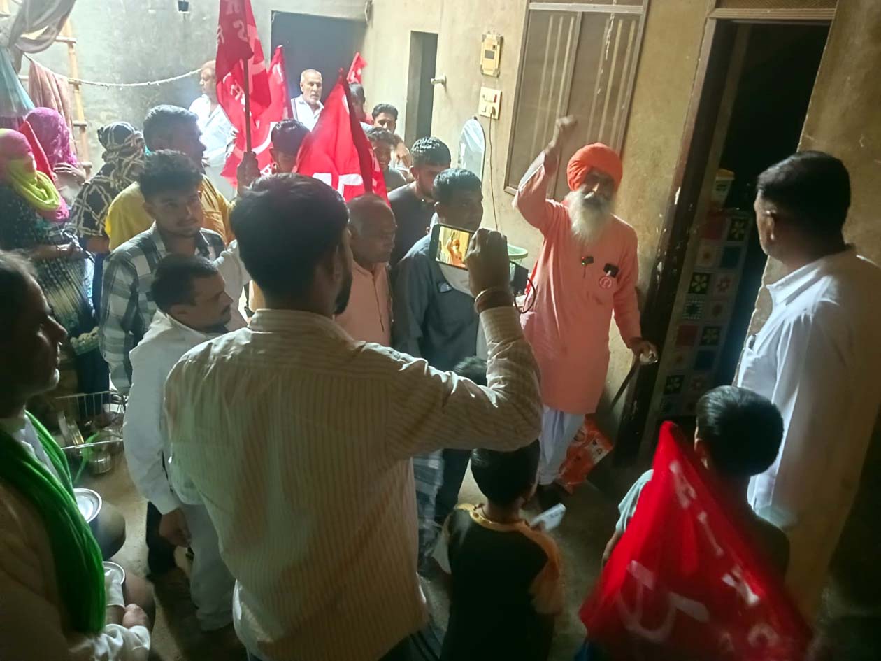 नारेबाजी करके किसान के घर का ताला खोलते विभिन्न संगठनों के पदाधिकारी। नारेबाजी करके किसान के घर का ताला खोलते विभिन्न संगठनों के पदाधिकारी।