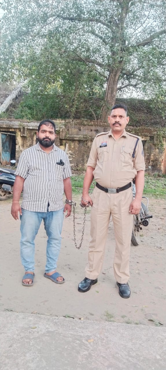 पुलिस के गिरफ्त में आरोपी