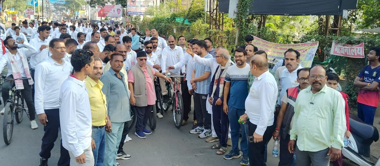 साहसिक साइकिल यात्रा निकाली