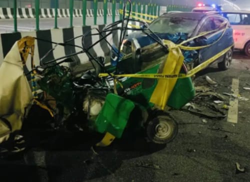 फोटो : क्षतिग्रस्त ऑटो