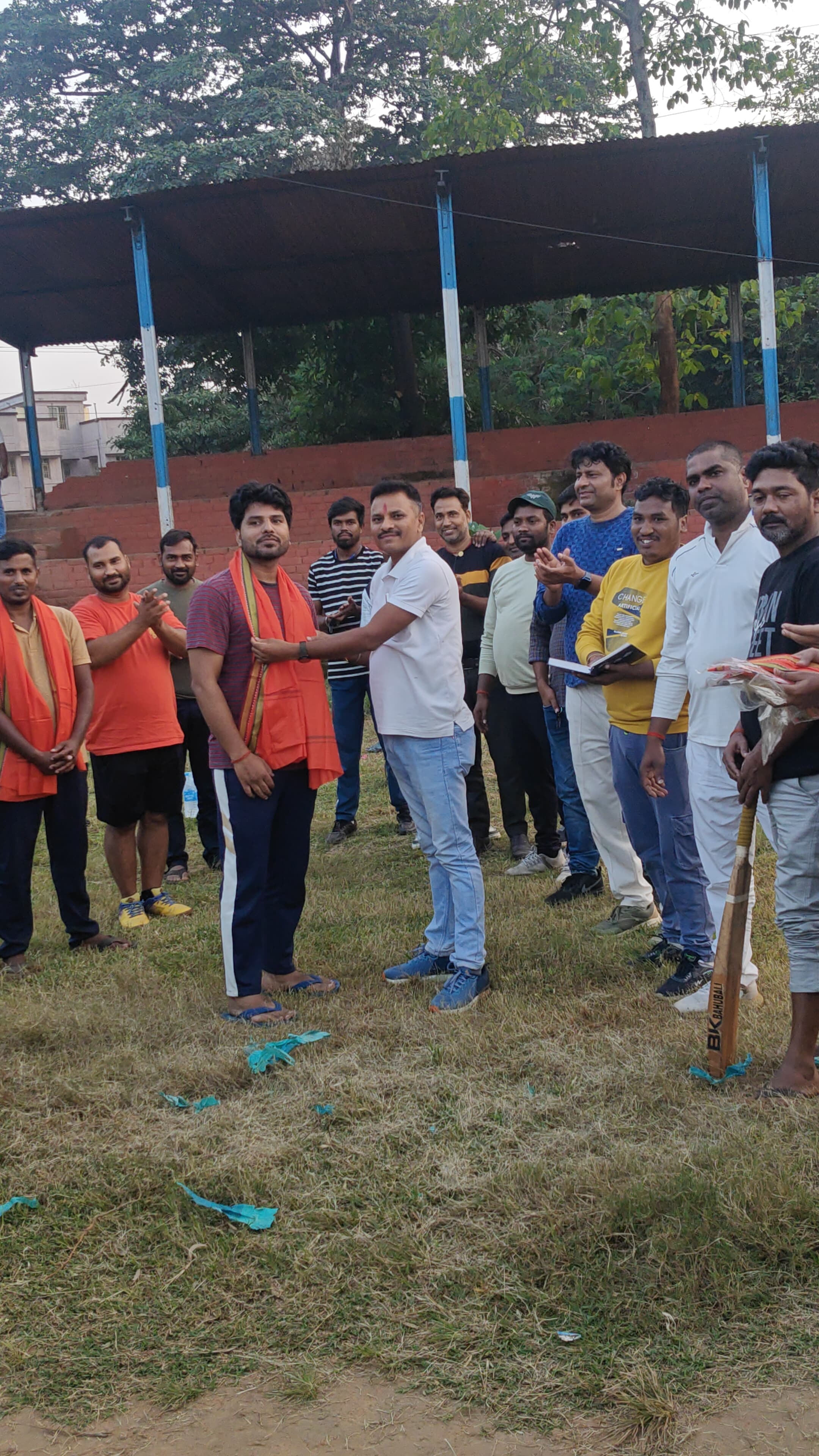 सम्मानित करते अतिथि