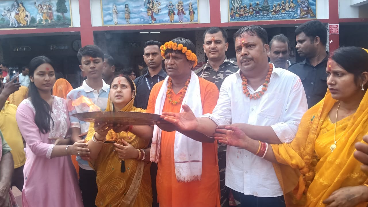 आरती करते सांसद ढुल्लू महतो