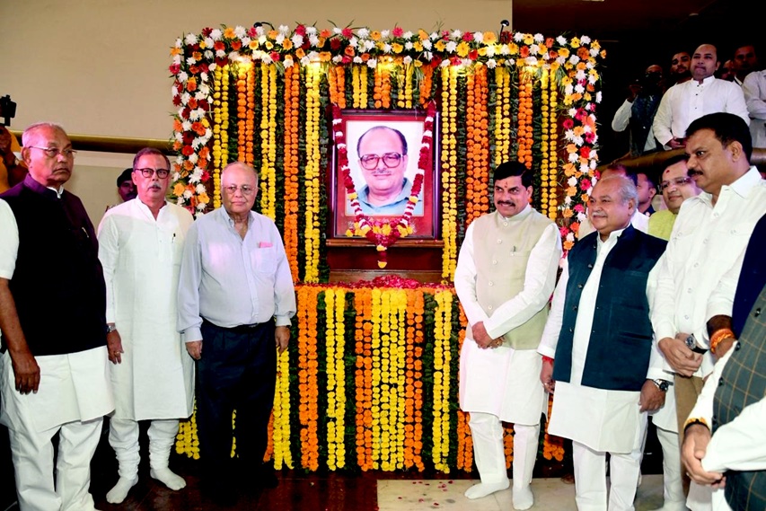 मुख्यमंत्री डॉ. मोहन यादव ने पूर्व मुख्यमंत्री स्व. अर्जुन सिंह को दी श्रद्धांजलि मुख्यमंत्री डॉ. मोहन यादव ने पूर्व मुख्यमंत्री स्व. अर्जुन सिंह को दी श्रद्धांजलि