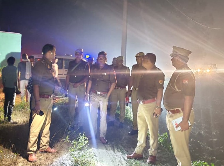 घटना स्थल पर पहुंची पुलिस जांच पड़ताल करते हुए घटना स्थल पर पहुंची पुलिस जांच पड़ताल करते हुए