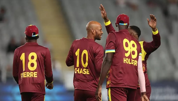 विकेट लेने की खुशी मनाते वेस्टइंडीज के खिलाड़ी