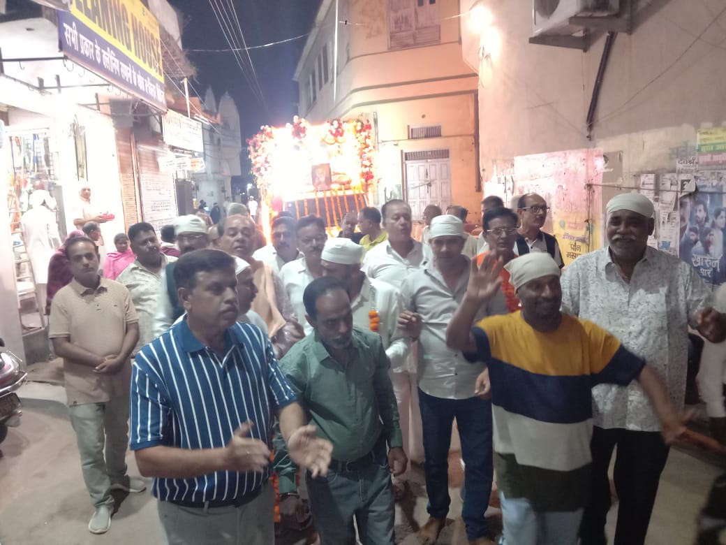 शोभायात्रा में झूमते हुए सिंधी समाज के लोग।