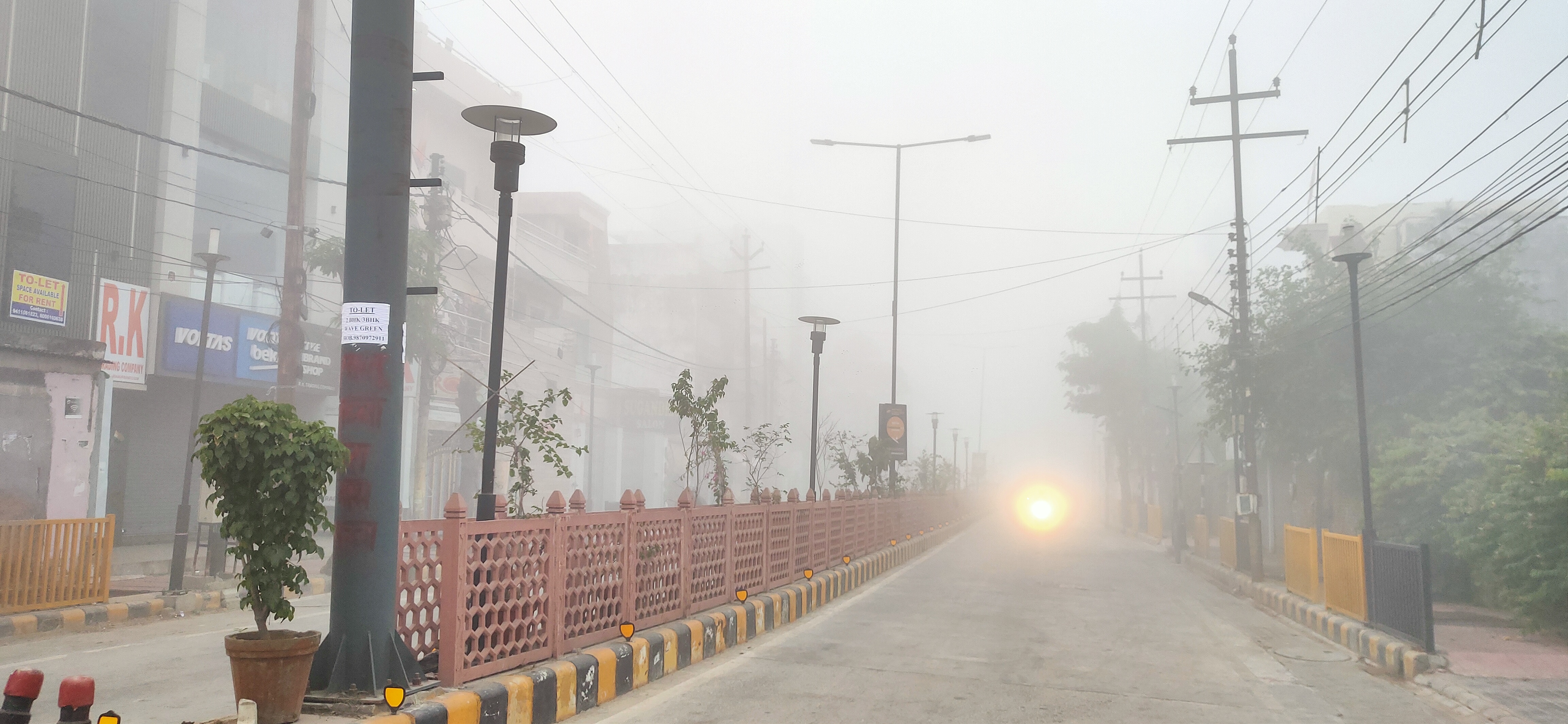 कोहरा : मुरादाबाद के सिविल लाइन स्थित रामगंगा विहार कालोनी में सोनकपुर स्टेडियम रोड पर बुधवार सुबह सात बजे छाया कोहरा। कोहरा : मुरादाबाद के सिविल लाइन स्थित रामगंगा विहार कालोनी में सोनकपुर स्टेडियम रोड पर बुधवार सुबह सात बजे छाया कोहरा।