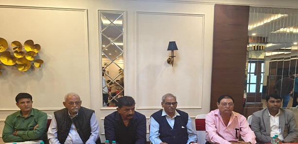 देहरादून क्रिकेट एसोसिएशन के संयोजक पीसी वर्मा सहित अन्य पदाधिकारी पत्रकार वार्ता करते।