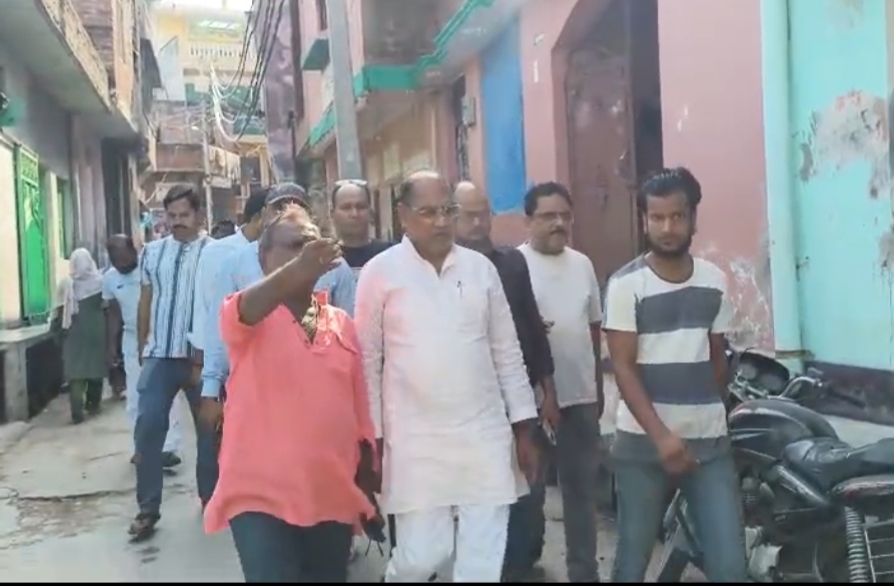 लोगों के बीच मौजूद विधायक लोगों के बीच मौजूद विधायक