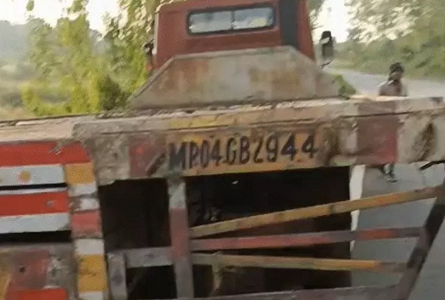 हादसे के बाद मौके पर खड़ा ट्राला हादसे के बाद मौके पर खड़ा ट्राला