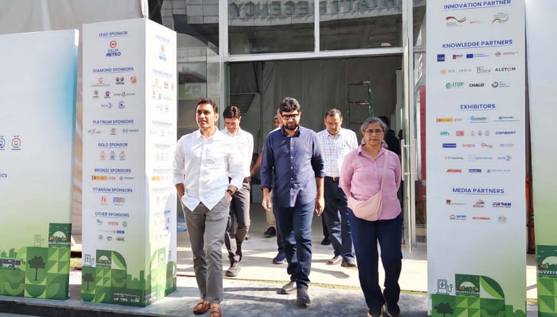 गुरुग्राम के होटल हयात में शहरी मोबिलिटी भारत सम्मेलन एवं एक्सपो-2025 की तैयारियों का जायजा लेने पहुंचे डीसी अजय कुमार।