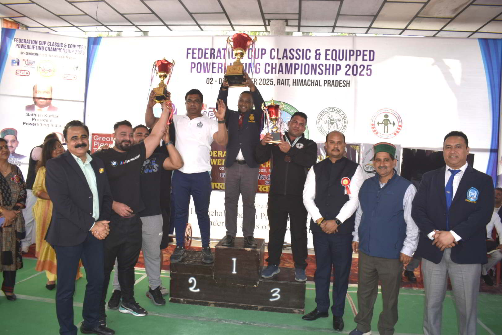 कार्यक्रम के दौरान मौजूद मुख्यातिथि।