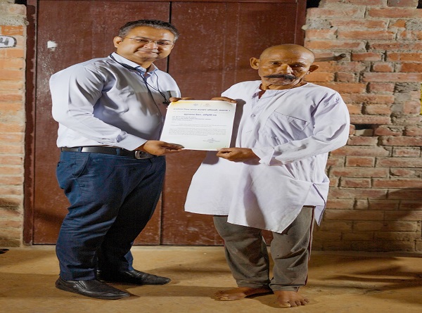 वृद्धावस्था पेंशन स्वीकृति पत्र सौंपते जिला समाज कल्याण अधिकारी अंजनी कुमार वृद्धावस्था पेंशन स्वीकृति पत्र सौंपते जिला समाज कल्याण अधिकारी अंजनी कुमार