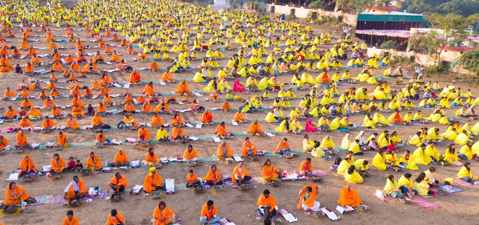 हवन करते भक्त गण हवन करते भक्त गण