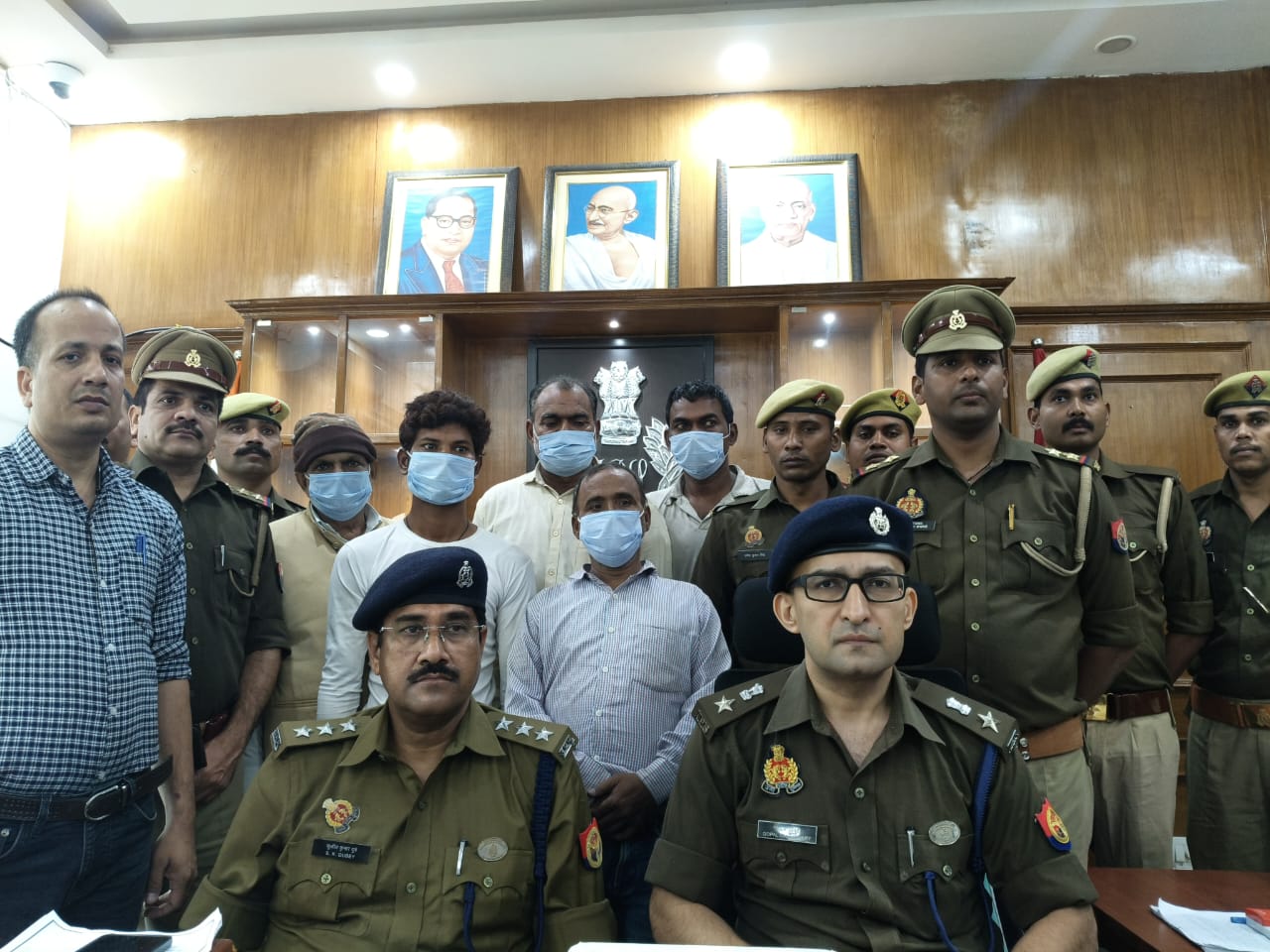 लखनऊ : हत्यारा पति समेत पांच गिरफ्तार